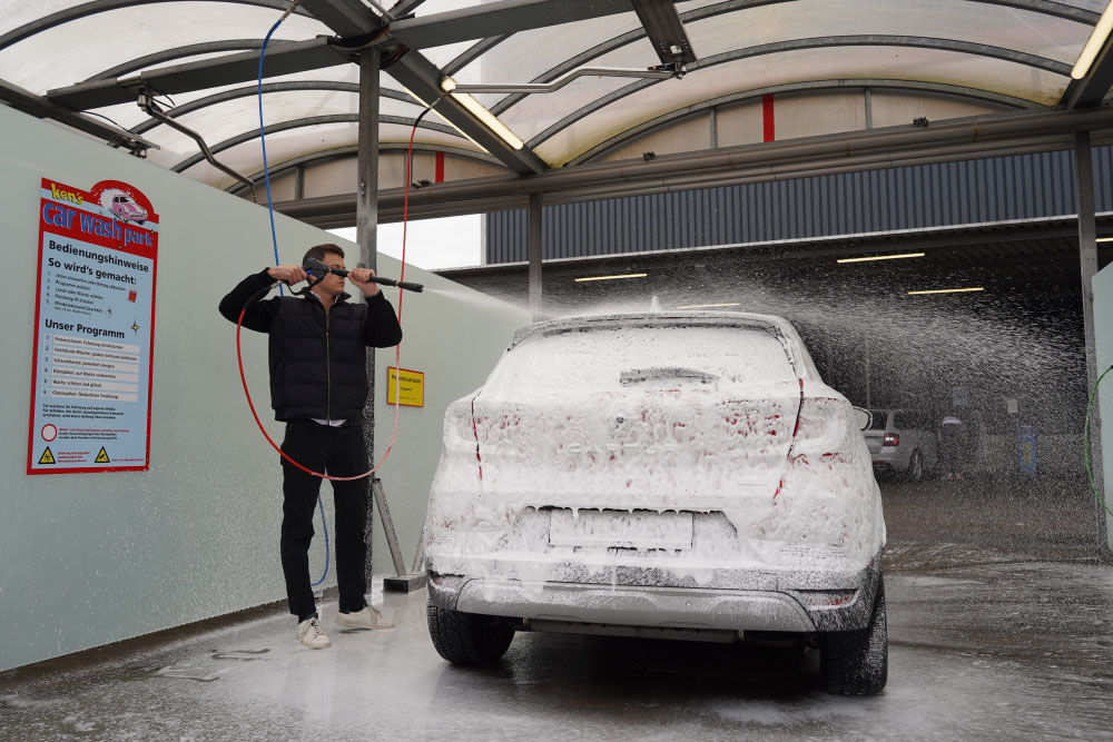 Mit Superschaum das Auto waschen im Sihltal.
