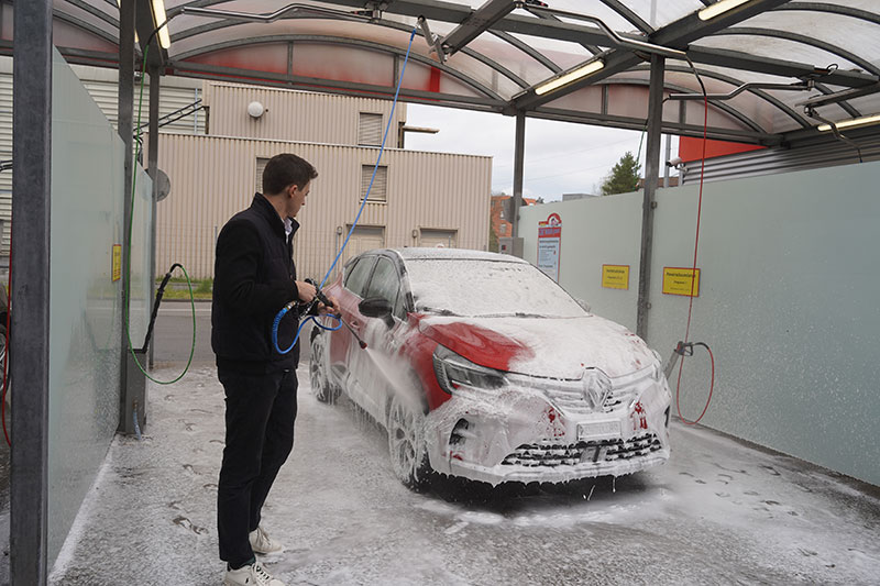 mit Superschaum ein glänzendes Auto